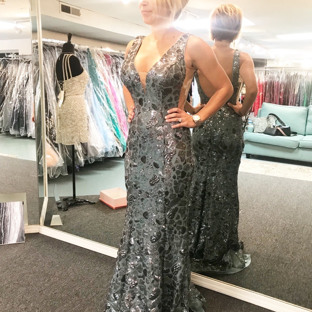 Bran new with tags Jovani gown size 0 sage